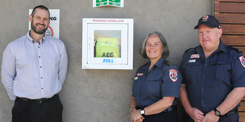 L-R: Gannawarra Shire Council’s Scott Wishart, AV Cohuna Team Manager Libby Fox and Cohuna Ambulance Community Officer Craig Harbinson with the new AED.