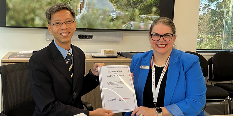 SCDF Director of Emergency Medical Services Department Senior Assistant Commissioner Yong Meng Wah and Ambulance Victoria Chief Executive Jane Miller holding the Memorandum of Understanding document.